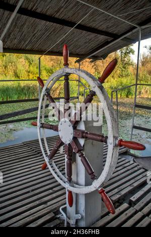 Ruder auf einem Touristenboot. Das Schiff wird für den Transport in attraktiven Teilen der geschützten Natur verwendet. Stockfoto