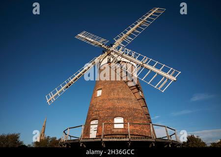 Thaxted Church und John Webbs Windmühle Essex England Foto von Brian Harris 25 October 2021 die Windmühle wurde 1804 für John Webb, einen Einheimischen, gebaut Stockfoto