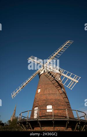 Thaxted Church und John Webbs Windmühle Essex England Foto von Brian Harris 25 October 2021 die Windmühle wurde 1804 für John Webb, einen Einheimischen, gebaut Stockfoto