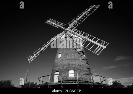 Thaxted Church und John Webbs Windmühle Essex England Foto von Brian Harris 25 October 2021 die Windmühle wurde 1804 für John Webb, einen Einheimischen, gebaut Stockfoto