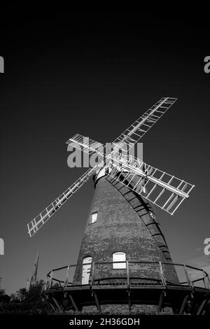 Thaxted Church und John Webbs Windmühle Essex England Foto von Brian Harris 25 October 2021 die Windmühle wurde 1804 für John Webb, einen Einheimischen, gebaut Stockfoto