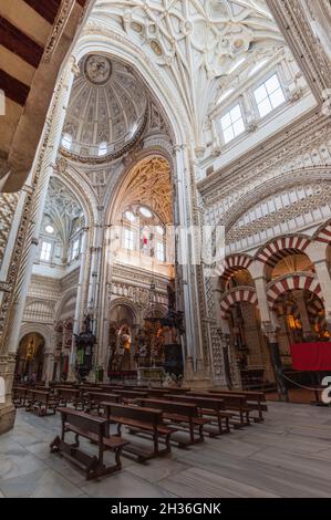 CORDOBA, SPANIEN - 4. NOVEMBER 2017: Innenraum der Moschee Kathedrale Mezquita-Kathedrale von Cordoba, Spanien Stockfoto