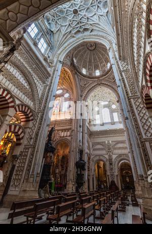 CORDOBA, SPANIEN - 4. NOVEMBER 2017: Innenraum der Moschee Kathedrale Mezquita-Kathedrale von Cordoba, Spanien Stockfoto