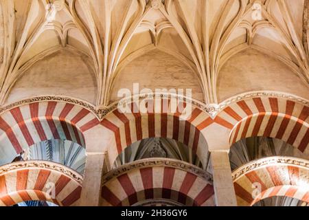 CORDOBA, SPANIEN - 4. NOVEMBER 2017: Innenraum der Moschee Kathedrale Mezquita-Kathedrale von Cordoba, Spanien Stockfoto