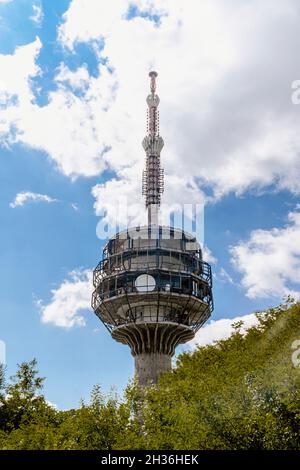 Zerstörte Brummturm sarajevo im Hintergrund blauen Himmel Stockfoto