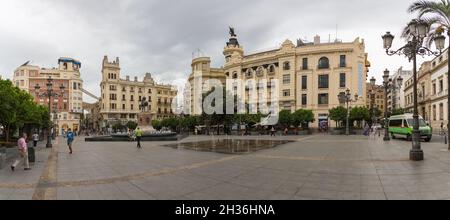 Córdoba Spanien - 09 13 2021: Blick auf den Teldillas-Platz, Plaza de las tendillas, der als Hauptplatz der Stadt gilt, klassische Gebäude, Brunnen Stockfoto