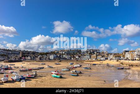 Festgeschmierte Boote am Hafen von St Ives, Cornwall, Großbritannien, bei Ebbe an einem hellen Herbsttag Stockfoto