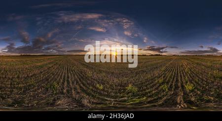 360 Grad Panorama Ansicht von Evening hdri Panorama 360 Blick zwischen Ackerfeldern mit Sonnenuntergangswolken in äquirectangulärer Projektion, bereit für VR AR Virtual Reality Conten