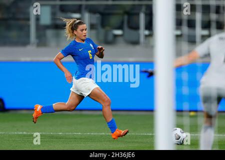 Parramatta, Australien. Oktober 2021. Tamires aus Brasilien greifen am 26. Oktober 2021 beim Freundschaftsspiel der Women's International zwischen Matildas (Frauen aus Australien) und den Frauen aus Brasilien im CommBank Stadium, Sydney, Australien, an. Foto von Peter Dovgan. Nur zur redaktionellen Verwendung, Lizenz für kommerzielle Nutzung erforderlich. Keine Verwendung bei Wetten, Spielen oder Veröffentlichungen einzelner Clubs/Vereine/Spieler. Kredit: UK Sports Pics Ltd/Alamy Live Nachrichten Stockfoto