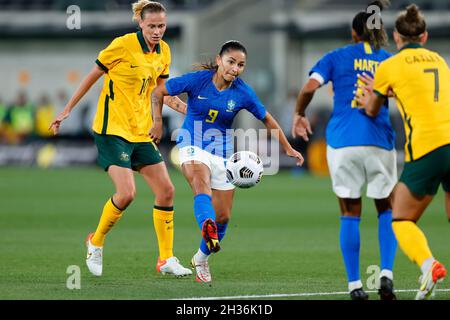 Parramatta, Australien. Oktober 2021. Debinha von Brasilien greift am 26. Oktober 2021 beim Freundschaftsspiel der Women's International zwischen Matildas (Australia Women) und Brazil Women im CommBank Stadium, Sydney, Australien, an. Foto von Peter Dovgan. Nur zur redaktionellen Verwendung, Lizenz für kommerzielle Nutzung erforderlich. Keine Verwendung bei Wetten, Spielen oder Veröffentlichungen einzelner Clubs/Vereine/Spieler. Kredit: UK Sports Pics Ltd/Alamy Live Nachrichten Stockfoto