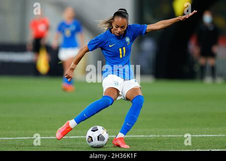 Parramatta, Australien. Oktober 2021. Adriana aus Brasilien kreuzt während des Freundschaftsspiel der Frauen zwischen Matildas (Australien Women) und den Frauen aus Brasilien am 26. Oktober 2021 im CommBank Stadium, Sydney, Australien. Foto von Peter Dovgan. Nur zur redaktionellen Verwendung, Lizenz für kommerzielle Nutzung erforderlich. Keine Verwendung bei Wetten, Spielen oder Veröffentlichungen einzelner Clubs/Vereine/Spieler. Kredit: UK Sports Pics Ltd/Alamy Live Nachrichten Stockfoto