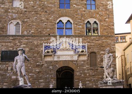 Eintritt zum Museum des Palazzo Vecchio (Alter Palast) mit Statuen von David und Herkules und Cacus auf der Piazza della Signoria (Platz Signoria) in Stockfoto