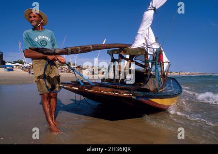 BRASILIEN. REGION CEARA. IGUAPE. REGATTA JANGADAS. TYPISCHES BOOT DER REGION. STRANDPARTY Stockfoto