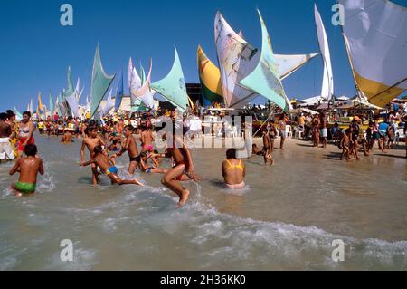 BRASILIEN. REGION CEARA. IGUAPE. REGATA JANGADAS. TYPISCHES BOOT DER REGION. STRANDPARTY Stockfoto