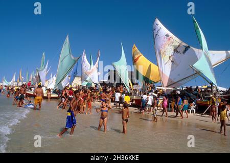 BRASILIEN. REGION CEARA. IGUAPE. REGATTA JANGADAS. TYPISCHES BOOT DER REGION. STRANDPARTY Stockfoto