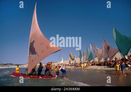 BRASILIEN. REGION CEARA. IGUAPE. REGATTA JANGADAS. TYPISCHES BOOT DER REGION. STRANDPARTY Stockfoto