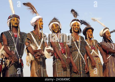 NIGER. TAGAYET. TRADITIONELLER TANZ DER WODAABE ODER BORORO, DIE EINE KLEINE UNTERGRUPPE DER FULANI-ETHNIE SIND Stockfoto