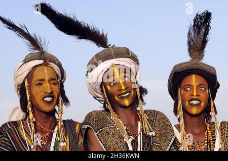 NIGER. TAGAYET. TRADITIONELLER TANZ DER WODAABE ODER BORORO, DIE EINE KLEINE UNTERGRUPPE DER FULANI-ETHNIE SIND Stockfoto