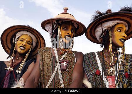 NIGER. TAGAYET. TRADITIONELLER TANZ DER WODAABE ODER BORORO, DIE EINE KLEINE UNTERGRUPPE DER FULANI-ETHNIE SIND Stockfoto