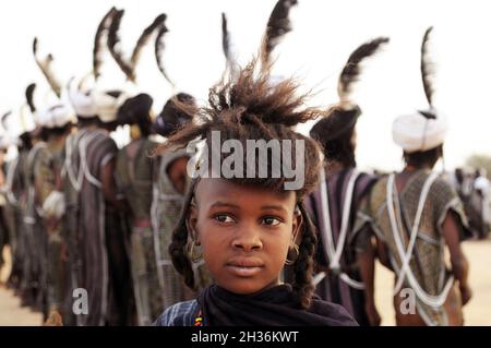 NIGER. TAGAYET. TRADITIONELLER TANZ DER WODAABE ODER BORORO, DIE EINE KLEINE UNTERGRUPPE DER FULANI-ETHNIE SIND Stockfoto