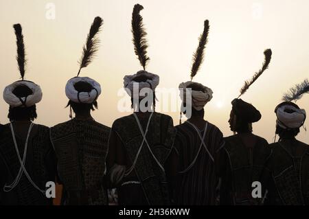 NIGER. TAGAYET. TRADITIONELLER TANZ DER WODAABE ODER BORORO, DIE EINE KLEINE UNTERGRUPPE DER FULANI-ETHNIE SIND Stockfoto