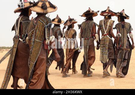 NIGER. TAGAYET. TRADITIONELLER TANZ DER WODAABE ODER BORORO, DIE EINE KLEINE UNTERGRUPPE DER FULANI-ETHNIE SIND Stockfoto