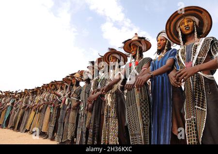 NIGER. TAGAYET. TRADITIONELLER TANZ DER WODAABE ODER BORORO, DIE EINE KLEINE UNTERGRUPPE DER FULANI-ETHNIE SIND Stockfoto