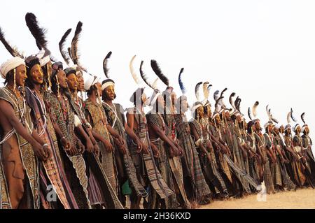 NIGER. TAGAYET. TRADITIONELLER TANZ DER WODAABE ODER BORORO, DIE EINE KLEINE UNTERGRUPPE DER FULANI-ETHNIE SIND Stockfoto