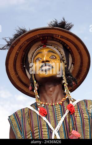 NIGER. TAGAYET. TRADITIONELLER TANZ DER WODAABE ODER BORORO, DIE EINE KLEINE UNTERGRUPPE DER FULANI-ETHNIE SIND Stockfoto