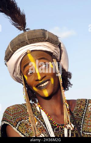 NIGER. TAGAYET. TRADITIONELLER TANZ DER WODAABE ODER BORORO, DIE EINE KLEINE UNTERGRUPPE DER FULANI-ETHNIE SIND Stockfoto