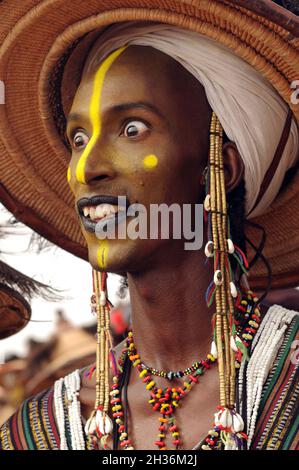 NIGER. TAGAYET. TRADITIONELLER TANZ DER WODAABE ODER BORORO, DIE EINE KLEINE UNTERGRUPPE DER FULANI-ETHNIE SIND Stockfoto