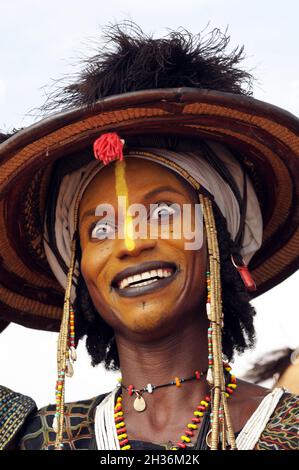 NIGER. TAGAYET. TRADITIONELLER TANZ DER WODAABE ODER BORORO, DIE EINE KLEINE UNTERGRUPPE DER FULANI-ETHNIE SIND Stockfoto