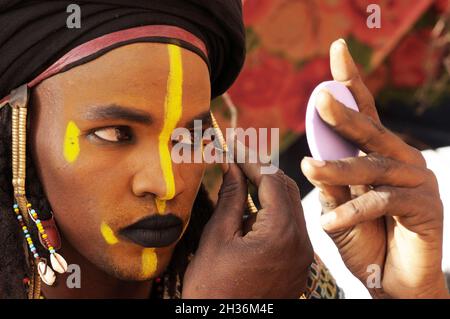 NIGER. TAGAYET. DIE VORBEREITUNG DER WODAABE ODER BORORO, DIE EINE KLEINE UNTERGRUPPE DER FULANI-ETHNIE FÜR DAS TRADITIONELLE TANZEN SIND Stockfoto