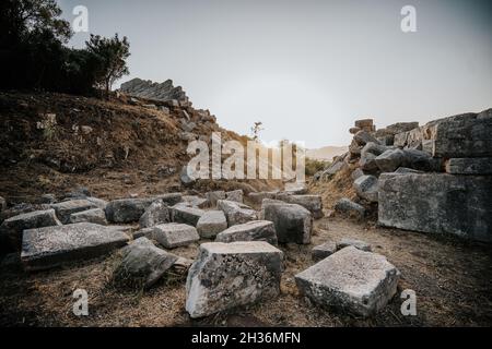 Natürlicher Blick auf die Felsen am Hang gegen einen hellen Sonnenuntergang Stockfoto