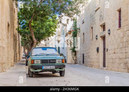 MDINA, MALTA - 10. NOVEMBER 2017: Altes Skoda-Auto in der befestigten Stadt Mdina in der nördlichen Region von Malta Stockfoto