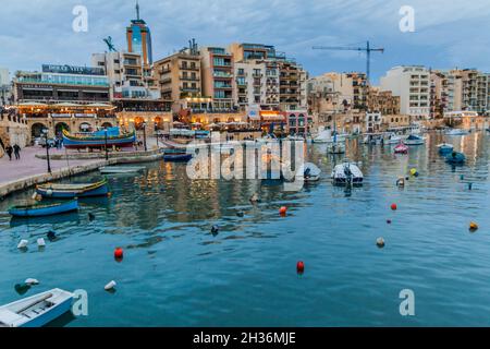 SAN GILJAN, MALTA - 11. NOVEMBER 2017: Boote auf der Spinola Bay in Malta Stockfoto