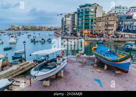 SAN GILJAN, MALTA - 11. NOVEMBER 2017: Boote auf der Spinola Bay in Malta Stockfoto