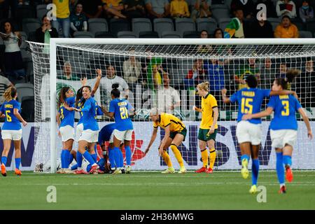 Parramatta, Australien. Oktober 2021. Brasilien punktet beim Freundschaftsspiel von Women's International zwischen Matildas (Australia Women) und Brazil Women am 26. Oktober 2021 im CommBank Stadium, Sydney, Australien. Foto von Peter Dovgan. Nur zur redaktionellen Verwendung, Lizenz für kommerzielle Nutzung erforderlich. Keine Verwendung bei Wetten, Spielen oder Veröffentlichungen einzelner Clubs/Vereine/Spieler. Kredit: UK Sports Pics Ltd/Alamy Live Nachrichten Stockfoto