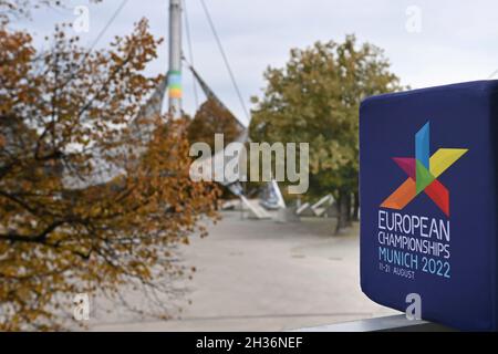 München, Deutschland. Oktober 2021. Kantenmotiv, Feature, Logo, EUROPAMEISTERSCHAFT MÜNCHEN 2022- vor der Olympiahalle. Pressedatum Europameisterschaften 2022 vom 11-21.8.2022. Kredit: dpa/Alamy Live Nachrichten Stockfoto