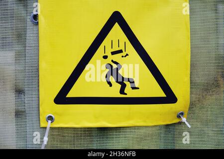 Ein Zeichen von fallenden Objekten, Trümmern und Ziegel auf dem Zaun in der Nähe der Baustelle - Moskau, Russland, 17. Oktober 2021 Stockfoto