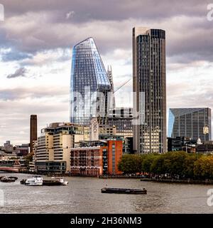 Riverside Entwicklung neuer Büros und Luxuswohnungen in South Bank London England mit Blick auf die Themse Stockfoto