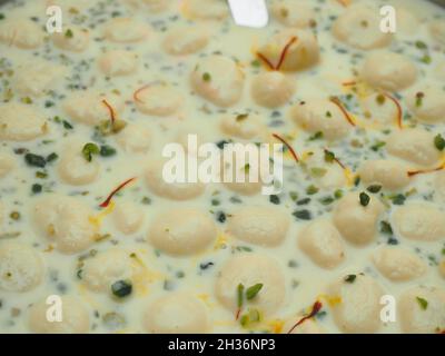 KALKUTTA, INDIEN - 18. Sep 2021: Rasmalai Ras malai Rasamalei Indisches Süßspeisen, das speziell für indische Festivals wie Diwali Dussehra Holi ganesh c Stockfoto