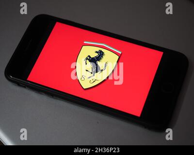 KALKUTTA, INDIEN - 23. Jul 2021: Auf dieser Fototafel ist das Ferrari S.p.A.-Logo auf einem Mobiltelefon in gey-Schwarz zu sehen. Stockfoto