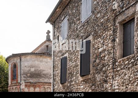 Die Église Sainte Marie-Madeleine in der Altstadt von Laroque in den Gorges de l'Hérault, einem befestigten mittelalterlichen Juwel in Südfrankreich Stockfoto