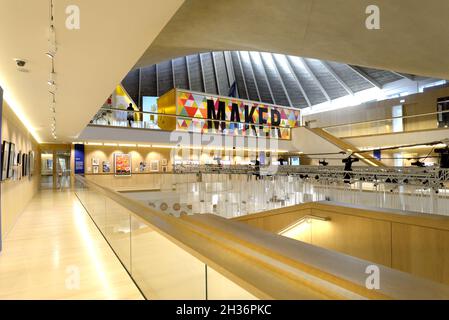 London, England, Großbritannien. The Design Museum, Kensington High St. (gegründet 1989 von Terence Conran und Stephen Bayley) Interior Stockfoto