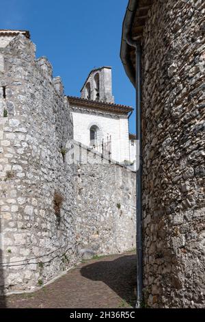 Die Altstadt von Laroque in den Schluchten von l'Hérault mit ihrer Eglise Sainte Marie-Madeleine ist ein befestigtes mittelalterliches Juwel in Südfrankreich Stockfoto