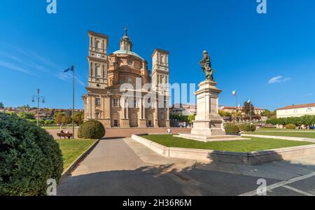 Vicoforte, Cuneo, Piemont, Italien - 13. Oktober 2021: Heiligtum der Geburt Mariens mit der größten elliptischen Kuppel der Welt Stockfoto