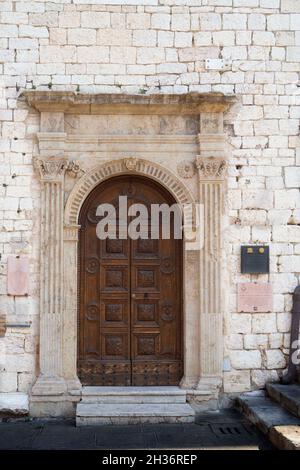 Altstadt, Piazza del Comune Platz, Tür des Bürgerturms oder Turm des Volkes, Turm des Tempels von Minerva, Assisi, Umbrien, Italien, Europa Stockfoto