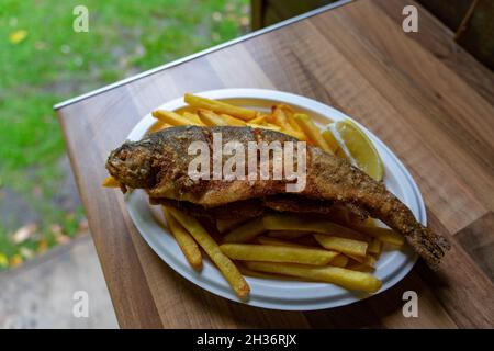 Frittierte Forelle Pisztrang Fisch traditionelle Lebensmittel in Szalajka Tal Ungarn Stockfoto