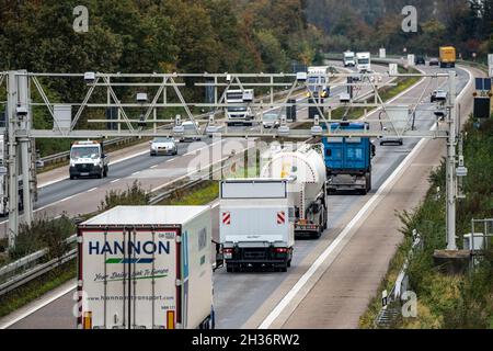 Sensoren einer Mautbrücke, zur Erfassung der Autobahnmaut, auf der Autobahn A3 bei Hamminkeln, Niederrhein, NRW, Deutschland, Stockfoto